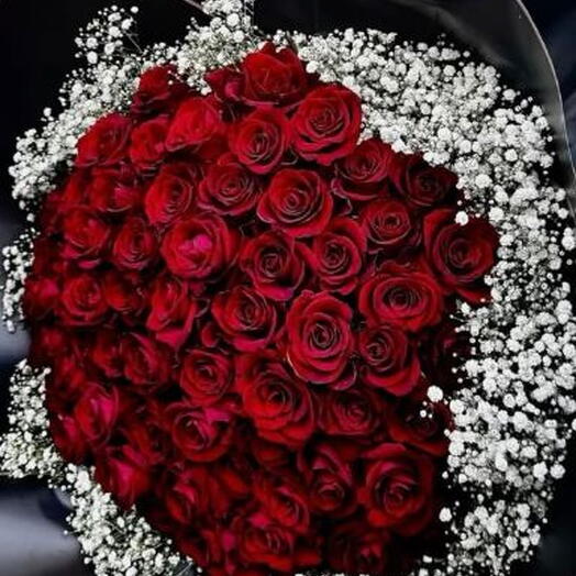 100 roses rouges avec gypsophile