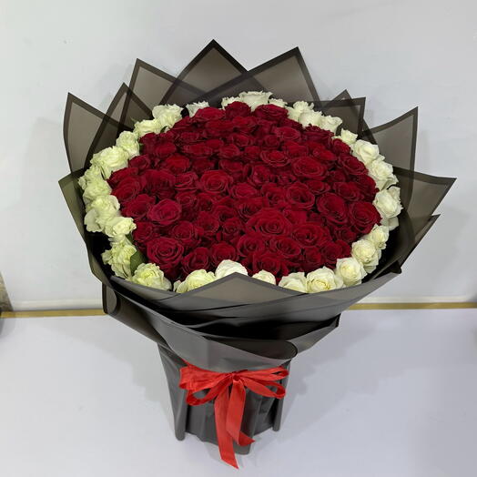 Красно-белый специальный букет