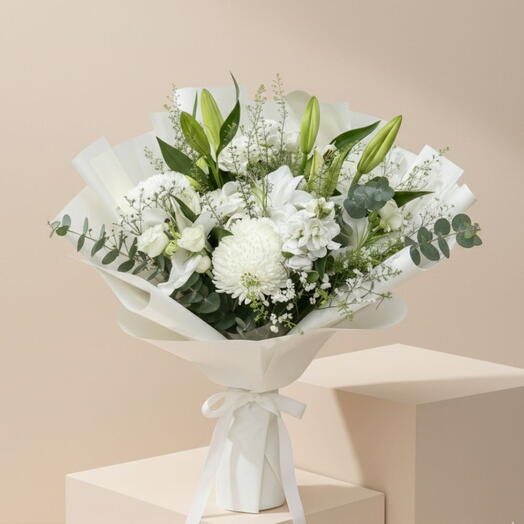 باقة أنيقة من زهور الزنبق الأبيض والأقحوان