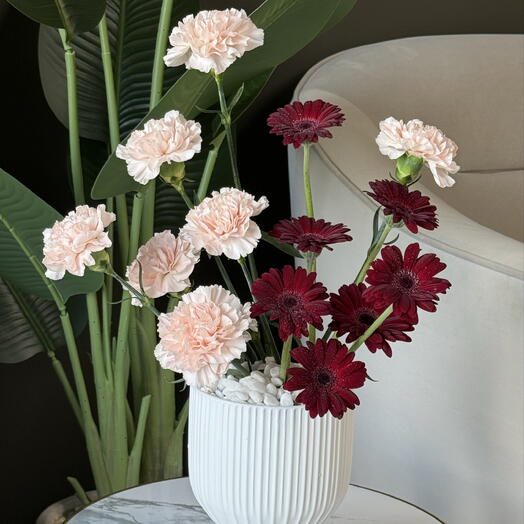 Нежно-розовые гвоздики с элегантностью глубоко-красных гербер