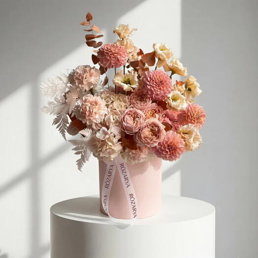 Терракотовая садовая симфония: фирменная георгина   шляпная коробка с садовой розой