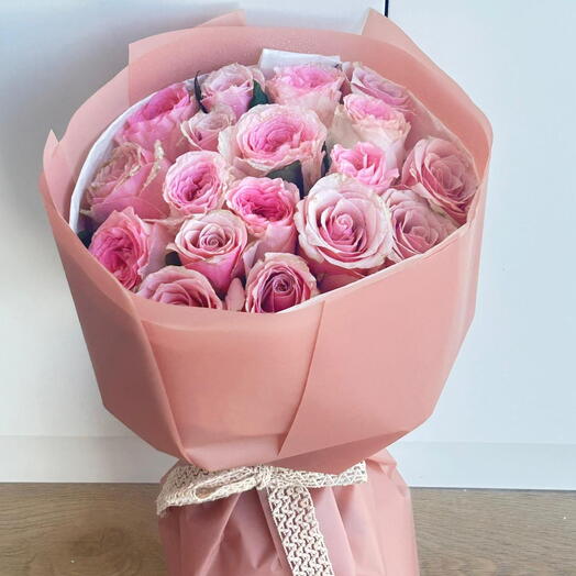 باقة ورد فاخرة بلون وردي باهت