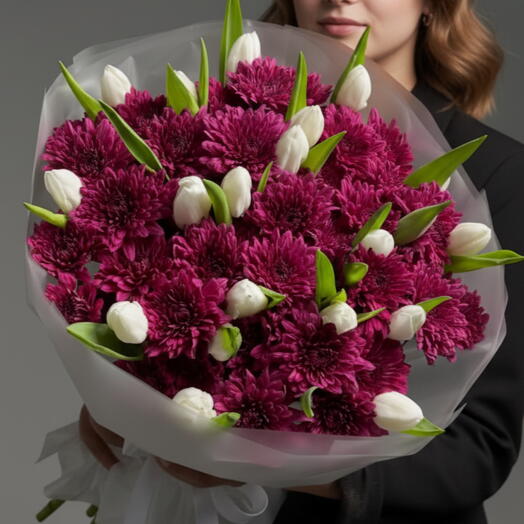 Bouquet de chrysanthèmes violets et de tulipes blanches