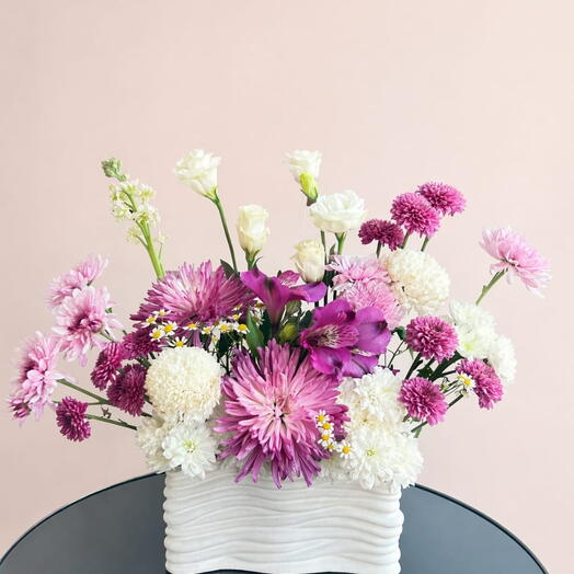 تنسيق مزهرية أنيق باللون البنفسجي الباستيلي والأبيض