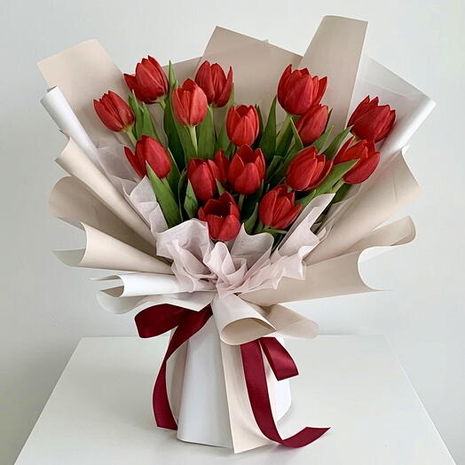 21 Red Tulips Bouquet – Grand Red Tulip Flower Bouquet in Dubai