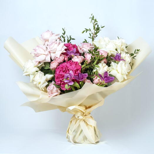 Bouquet élégant de roses mélangées