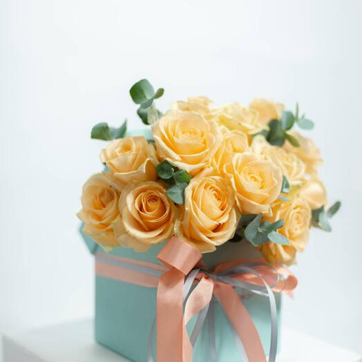 15 rosas melocotón en una caja cuadrada