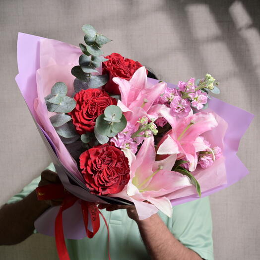 Элегантный букет из эквадорских роз и розовой лилии  6560
