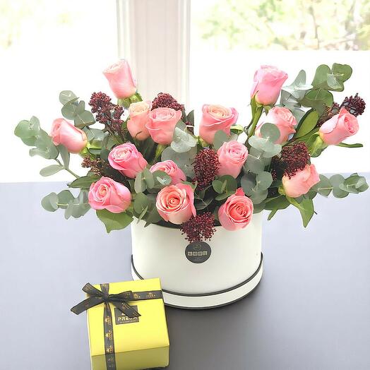 Коробка с розовыми розами и коробка шоколадных конфет