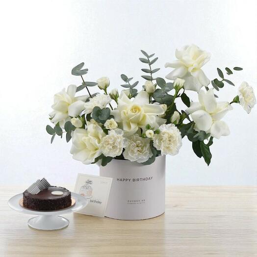 Неземная коробка ко дню рождения с белыми цветами   Комбо с тортом – Элегантная белая цветочная композиция с шоколадным тортом