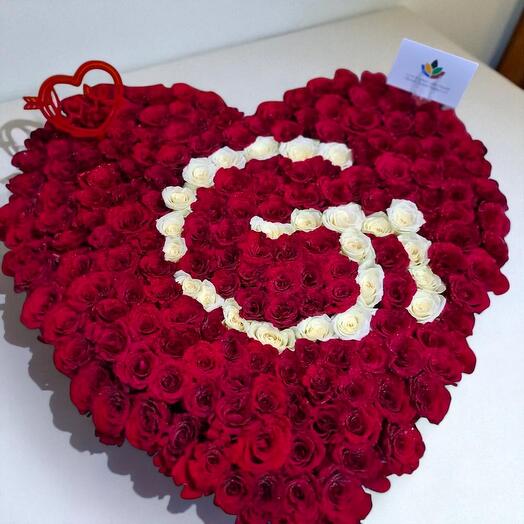 Arrangement de roses en forme de cœur avec lettre personnalisée G – 200 roses premium dans une boîte cadeau