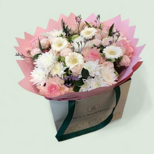 Bolsa Rosa Suave con Flor Blanca