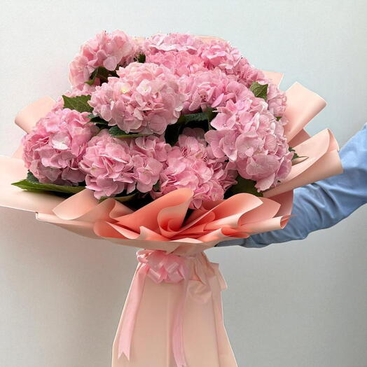 Букет из 15 розовых гортензий ;