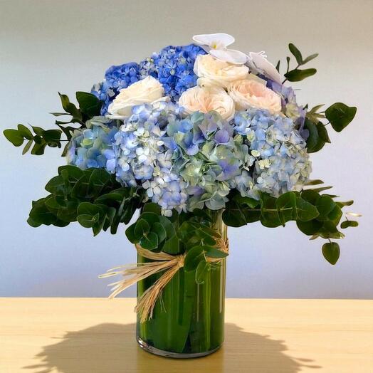 ГОРТЕНЗИЯ СИНИЕ   РОЗЫ  В ВАЗЕ