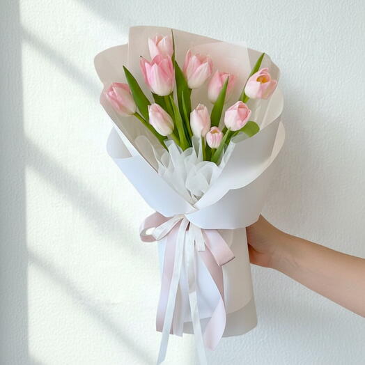 Букет из 11 розовых тюльпанов Blush Bloom