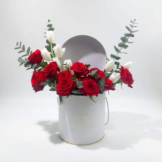 Корзина цветов Love Harmony на День Святого Валентина | красные розы, белые тюльпаны   эвкалипт | доставка по ОАЭ