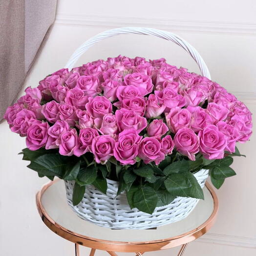 125 розовых роз, подарочная корзина премиум-класса ко Дню матери.