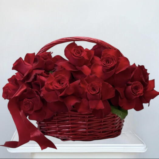 Красная роза в красной корзине
