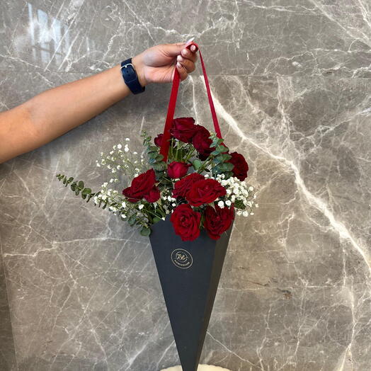 Цветочный конус с красными розами