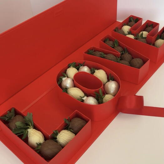 LOVE LUX BOX, Strawberry in chocolate