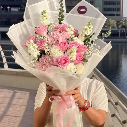 Роскошный букет розовых гортензий и роз – премиальные смешанные цветы