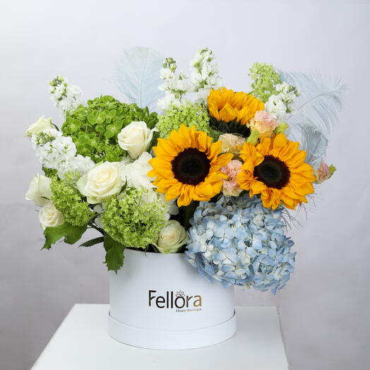 Премиальная цветочная коробка с подсолнухом и гортензией  7546