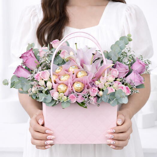 Arreglo floral rosa pastel con chocolates