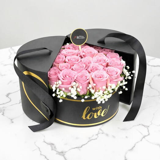 Rosas románticas en una caja negra especial