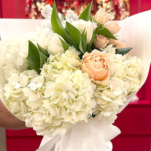 Облачный ангел: Небольшой букет белых гортензий, белых тюльпанов и персиковых роз