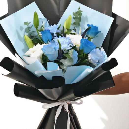 Ярко-синий и белый букет