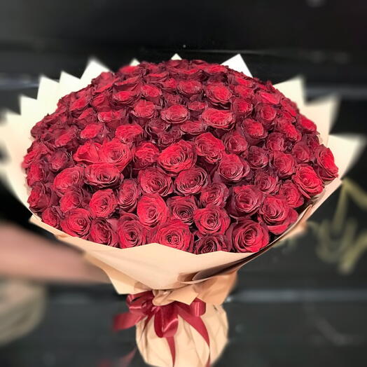 Букет красных роз «Лебединая песня»