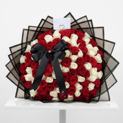 101 rosas rojas y blancas con envoltura negra