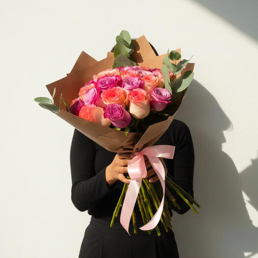 25 roses roses et violettes emballage aux tons glacés