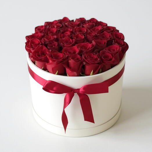31 красная роза в шикарной белой коробке
