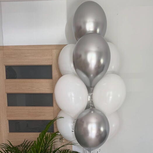 Набор серебряных и белых шаров