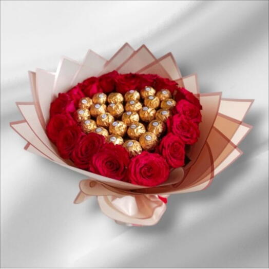 Шоколадное сердце из красных роз - Романтические красные розы с конфетами Ferrero Rocher