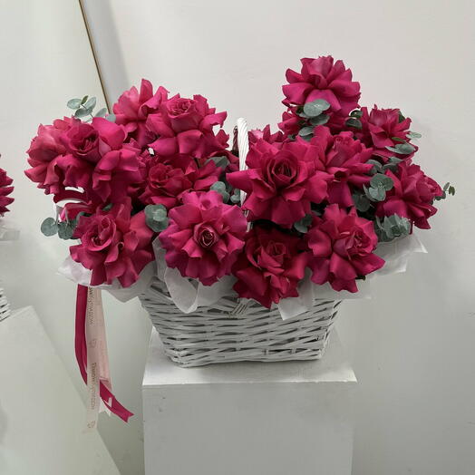 Фирменная роскошная корзина с французскими розами ярко-розового цвета для годовщины, дня рождения или дня святого Валентина