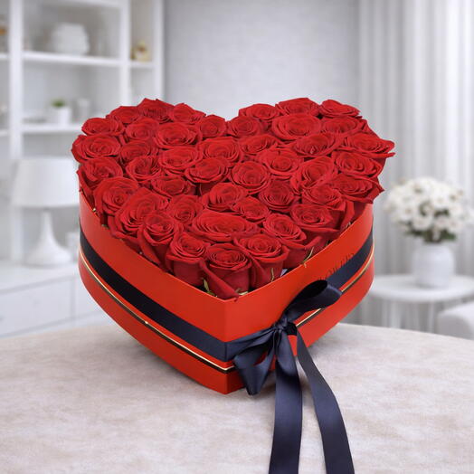 Midnight Romance – 35–40 Red Roses Heart Box