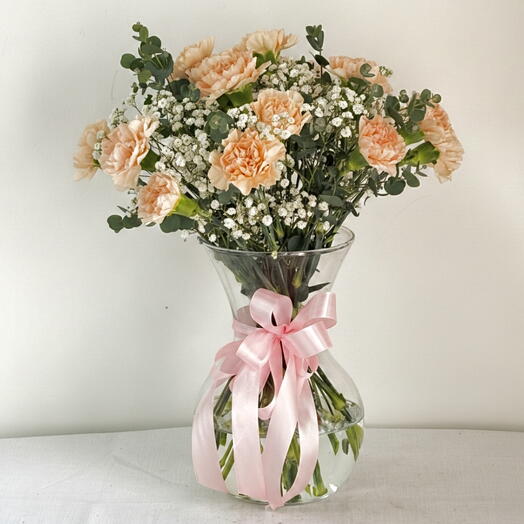 Очарование заката – 15 оранжевых гвоздик в вазе