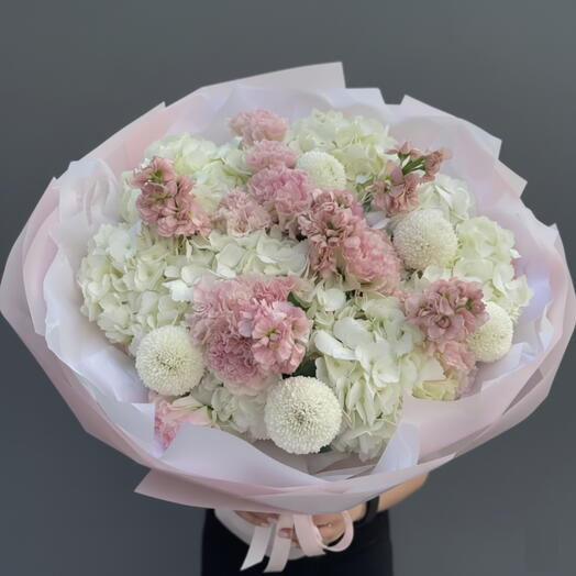 Букет из белых гортензий и пинг-понга