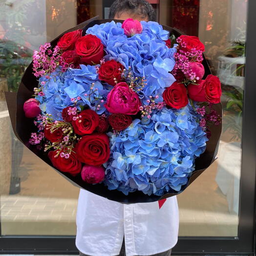 Royal Contrast – Mixed Floral Bouquet (Size M)