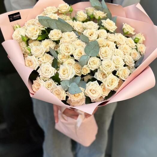 Классический букет из персиковых кустовых роз