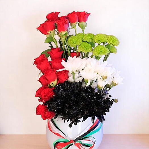 Цветочная композиция в коробке к Национальному дню ОАЭ – красные, белые, зеленые, черные хризантемы и розы
