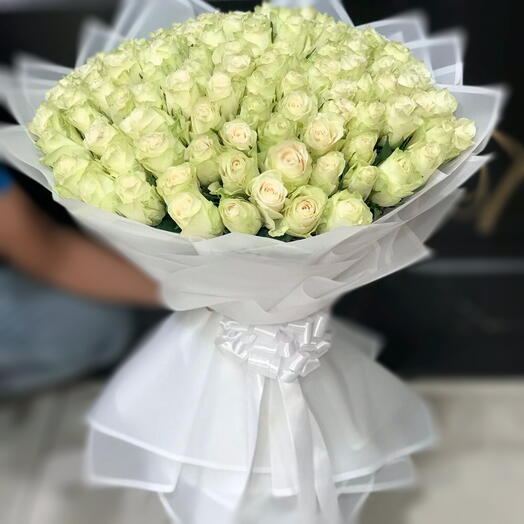 Небесно-белый каскадный букет