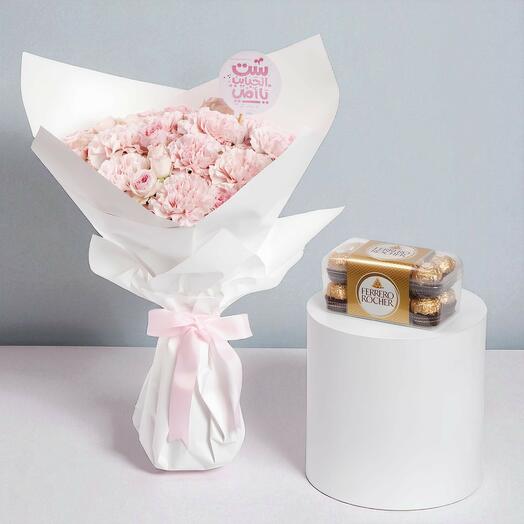 Букет из роз и гвоздик ко Дню матери с Ferrero Rocher