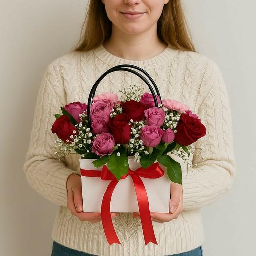 Красная роза с кустовой розой Juliet