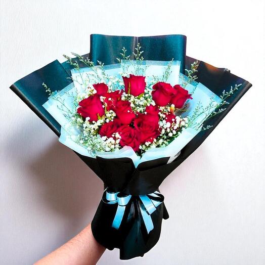 Искренне красный – 12 красных роз с гипсофилой в черной упаковке