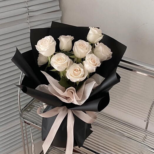 Premium and Luxurious 10 White Roses Bouquet