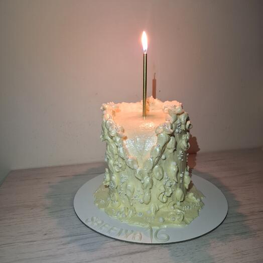 Elegant Heart-Shape Pearl Buttercream Cake