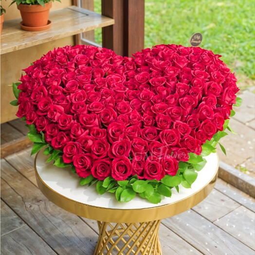 Arrangements en forme de cœur de 100 roses rouges
